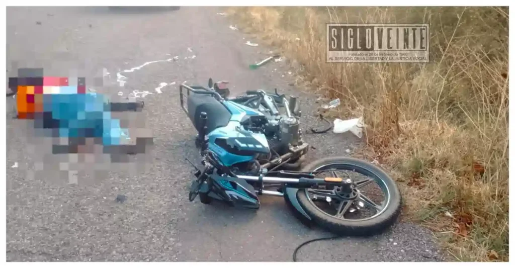 Motociclista fallece tras choque frontal con auto en carretera de Zitácuaro