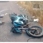 Motociclista fallece tras choque frontal con auto en carretera de Zitácuaro