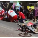 Motociclista sufre lesiones graves tras choque con camioneta en el Libramiento Batallón Huetamo