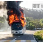Persisten quemas de autobuses y bloquean carreteras tras ataque mortal a comuneros en Aquila