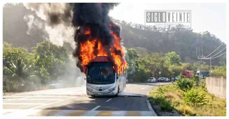 Persisten quemas de autobuses y bloquean carreteras tras ataque mortal a comuneros en Aquila
