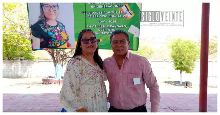 Reconocen trayectoria de 25 años de servicio de la maestra Evangelina Madrid en La Calera, municipio de Zirándaro
