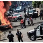 Taxi se incendia en Zitácuaro; chofer resulta lesionado al intentar detener la unidad