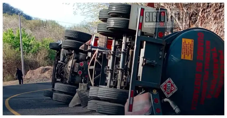 Volcadura de tráiler cisterna se registra cerca de San Antonio de Las Huertas, en el municipio de Nocupétaro