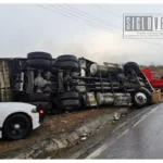 Volcadura de tráiler provoca afectaciones en la carretera federal 134 entre Michoacán y Guerrero