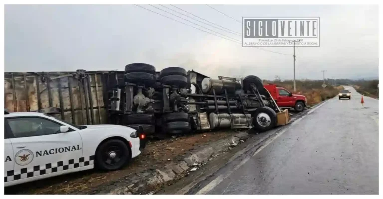 Volcadura de tráiler provoca afectaciones en la carretera federal 134 entre Michoacán y Guerrero