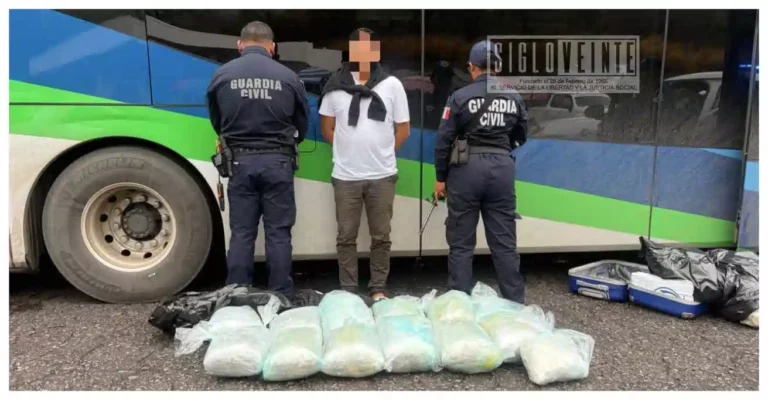 Aseguran más de 27 kilos de mariguana en autobús sobre la Autopista Siglo XXI
