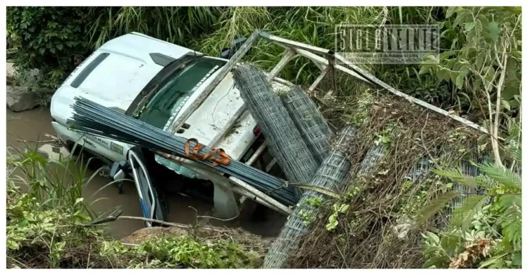 Camioneta de carga cae a barranca tras percance en la carretera Tacámbaro–Turicato