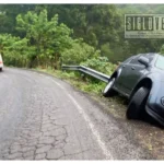 Camioneta termina contra muro de contención en la carretera Zitácuaro-Tuzantla