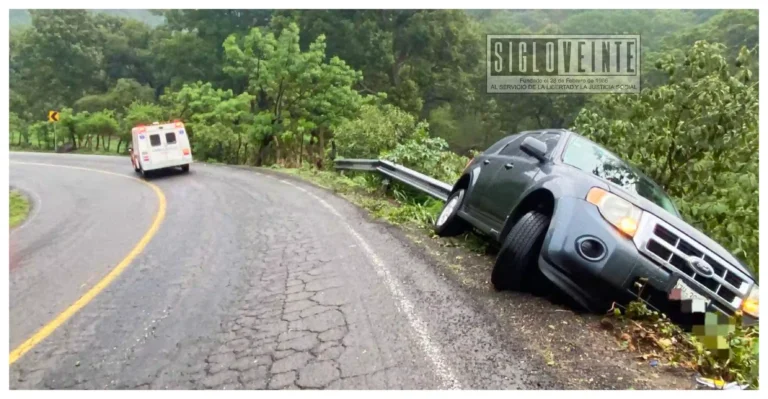 Camioneta termina contra muro de contención en la carretera Zitácuaro-Tuzantla