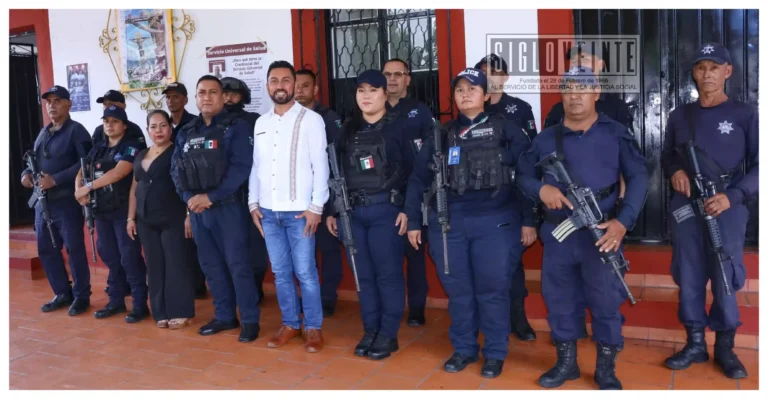 Carácuaro fortalece a su Policía; Hever Tentory entrega acreditaciones y seguros de vida