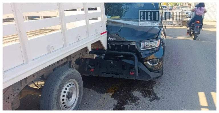 Choque de dos camionetas en Huetamo deja dos mujeres lesionadas; una menor fue hospitalizada