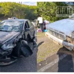 Choque entre automóvil y camioneta deja solo daños materiales en Nocupétaro
