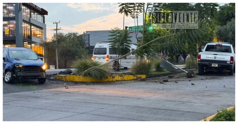 Choque entre vehículo particular y patrulla en  Morelia deja solo daños
