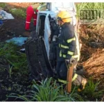 Conductor queda atrapado tras volcadura en la carretera Tacámbaro-Puruarán