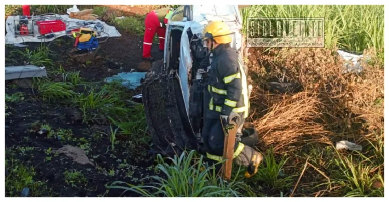 Conductor queda atrapado tras volcadura en la carretera Tacámbaro-Puruarán