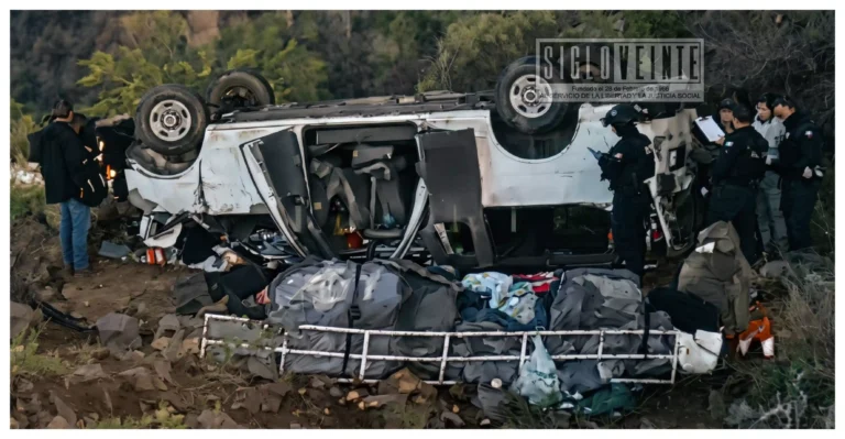Doce lesionados tras volcadura de camioneta; viajaban de Houston, Texas, con destino a Michoacán