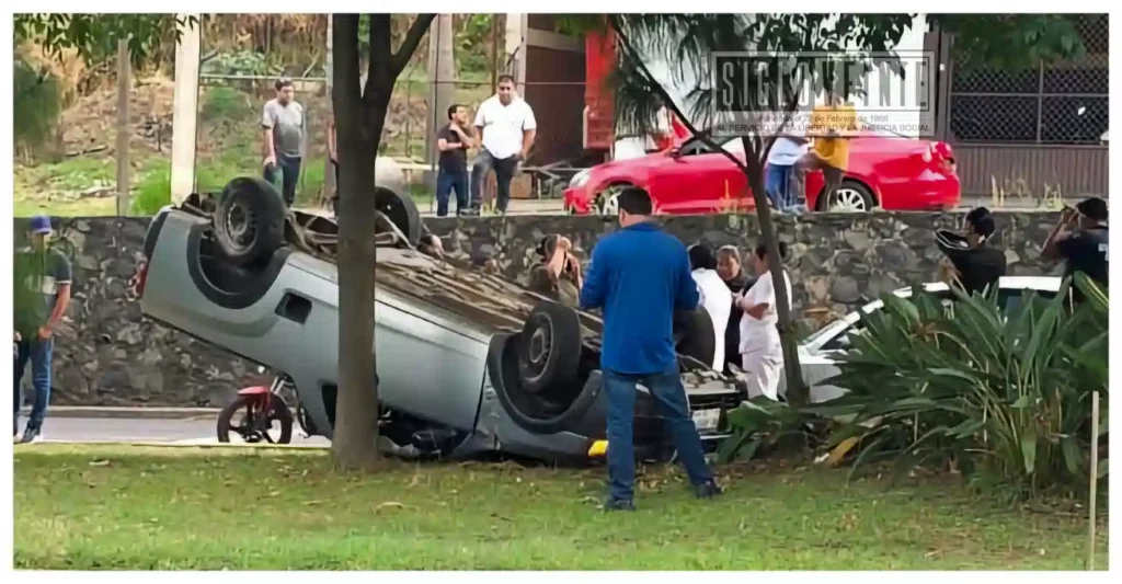 Dos estudiantes de UNICLA mueren tras volcadura en Uruapan