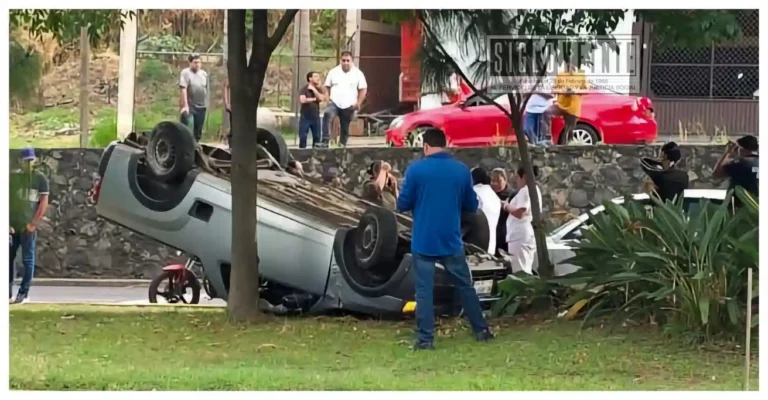 Dos estudiantes de UNICLA mueren tras volcadura en Uruapan