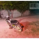 Dos jóvenes resultan lesionados tras derrapar en motocicleta en el Libramiento de Huetamo