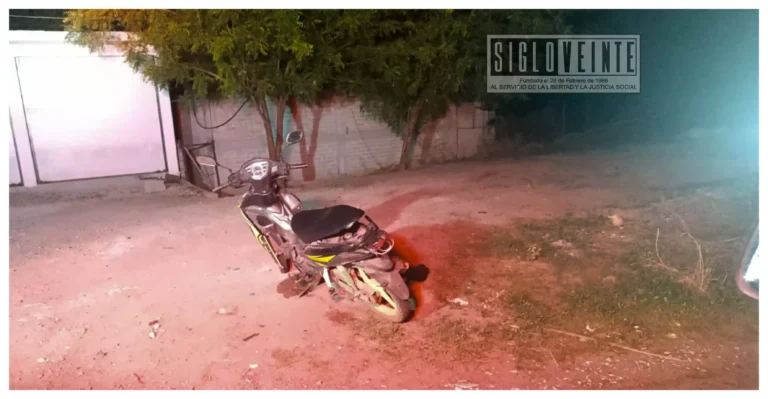 Dos jóvenes resultan lesionados tras derrapar en motocicleta en el Libramiento de Huetamo