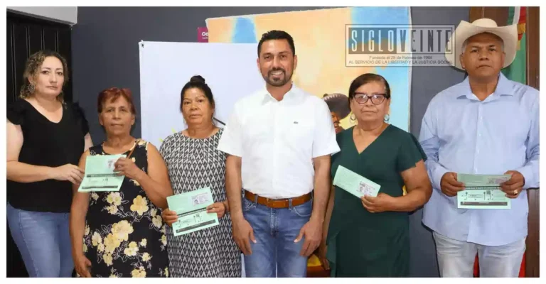 Encabeza Hever Tentory entrega de visas a adultos mayores de Carácuaro para reunirse con sus familias en Estados Unidos