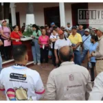 Gobierno de Carácuaro, ciudadanía y autoridades de salud combaten al dengue con jornada de descacharrización
