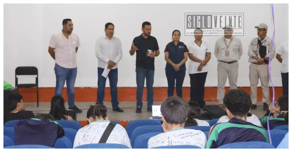 Hever Tentory promueve en el CECYTEM de Carácuaro la nueva carrera de Medicina de la Universidad para el Bienestar