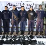 Huían con patrullas clonadas y arsenal; caen nueve falsos policías en Zinapécuaro