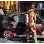 Incendian taxi en barrio de Uruapan; investigan posible ataque con artefacto incendiario