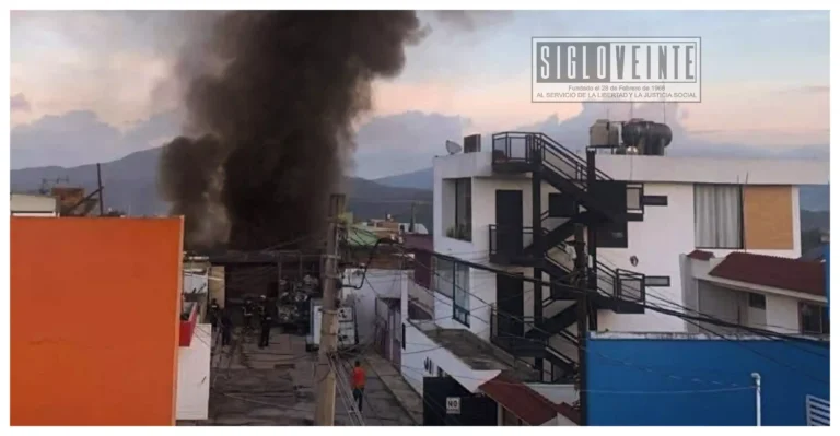 Incendio consume bodega de reciclaje en Zitácuaro; no se reportan personas lesionadas