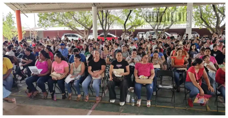 Inicia entrega de tarjetas bancarias de la Beca Rita Cetina para estudiantes de primaria en Huetamo y San Lucas