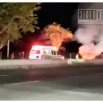 Motocicleta arde tras choque en Apatzingán; dos jóvenes terminan hospitalizados