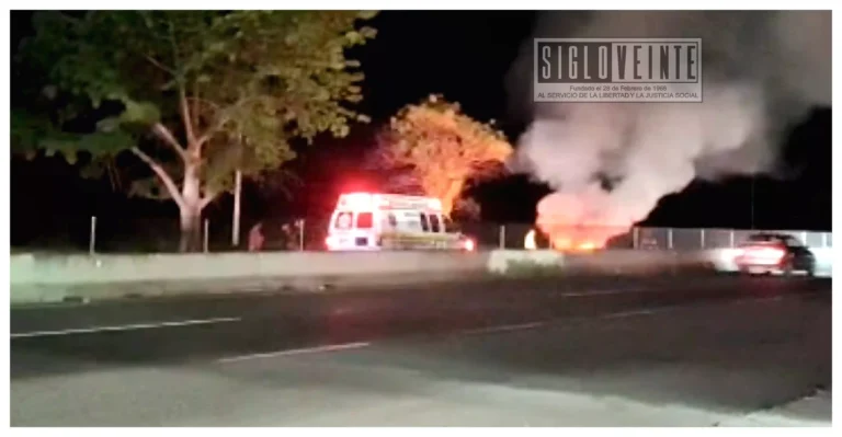 Motocicleta arde tras choque en Apatzingán; dos jóvenes terminan hospitalizados