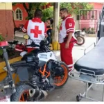 Motociclista resulta lesionado tras choque con presunto taxi en el centro de Huetamo