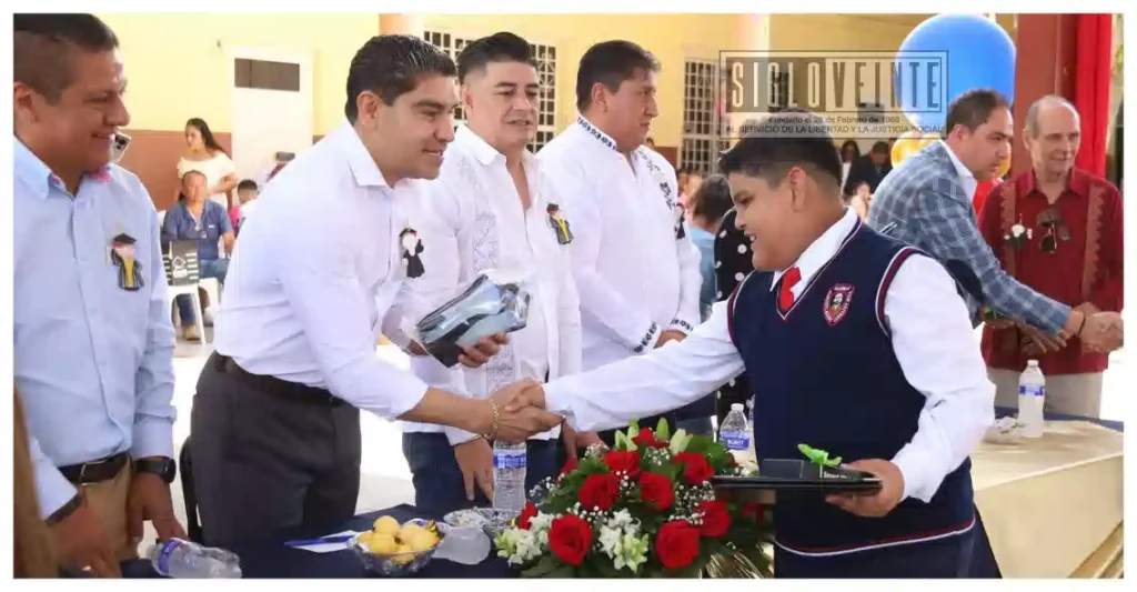 Pablo Varona acompaña como padrino de generación a estudiantes de primaria en Jungapeo