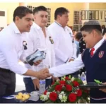 Pablo Varona acompaña como padrino de generación a estudiantes de primaria en Jungapeo