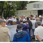 Trabajadores jubilados de la CFE salen a las calles en Morelia para defender sus pensiones