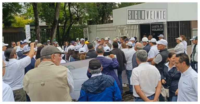 Trabajadores jubilados de la CFE salen a las calles en Morelia para defender sus pensiones
