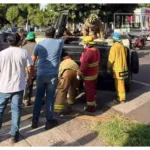 Volcadura en Uruapan deja a conductor atrapado; bomberos realizan rescate