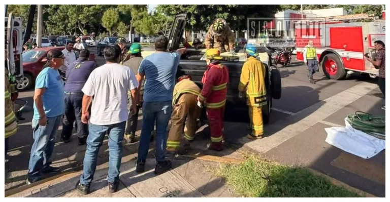 Volcadura en Uruapan deja a conductor atrapado; bomberos realizan rescate
