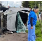 Vuelca automóvil frente a Ciudad Industrial de Morelia; dos personas sufren lesiones menores