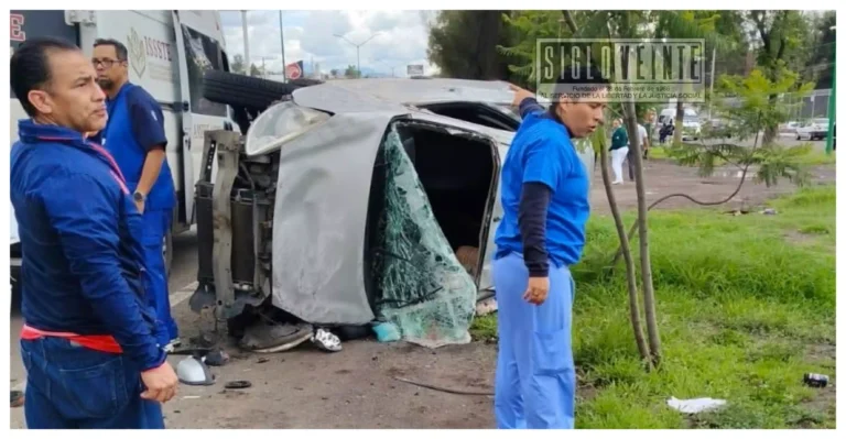 Vuelca automóvil frente a Ciudad Industrial de Morelia; dos personas sufren lesiones menores