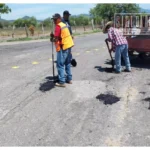Zirándaro refuerza mantenimiento carretero con jornada de bacheo