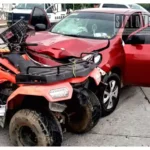 Adulta mayor sufre graves lesiones tras fuerte choque entre auto y cuatrimoto en Apatzingán