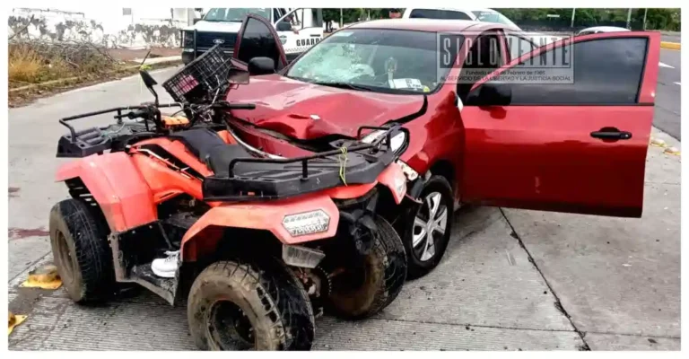 Adulta mayor sufre graves lesiones tras fuerte choque entre auto y cuatrimoto en Apatzingán