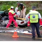 Árbol aplasta taxi en Tacámbaro; un pasajero muere y tres más resultan lesionados