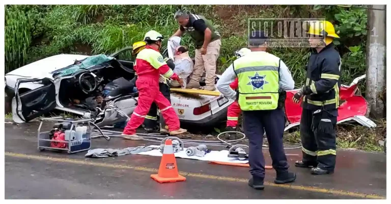 Árbol aplasta taxi en Tacámbaro; un pasajero muere y tres más resultan lesionados