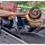 Automóvil termina volcado y sin ocupantes sobre la Apatzingán–Cuatro Caminos