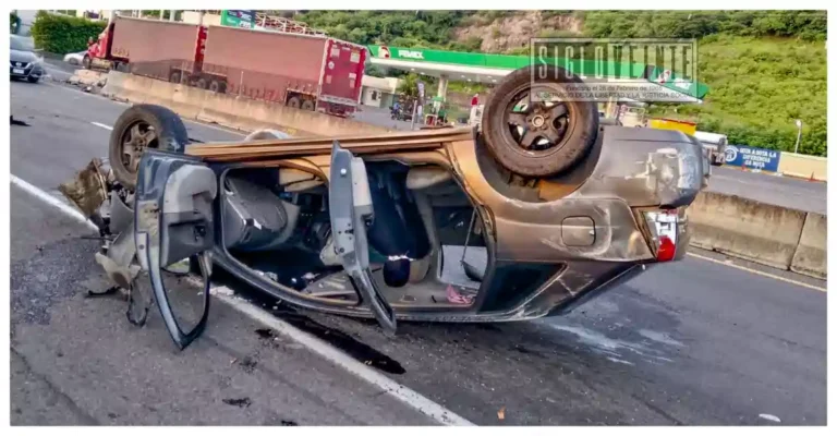 Automóvil termina volcado y sin ocupantes sobre la Apatzingán–Cuatro Caminos